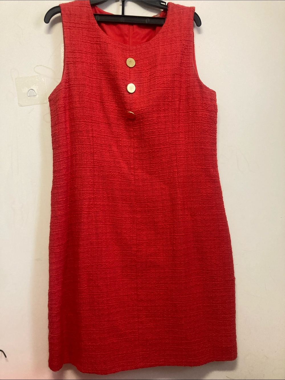 TAHARI/Classic Red Sleeveless Shift Dress with Gold Buttons
